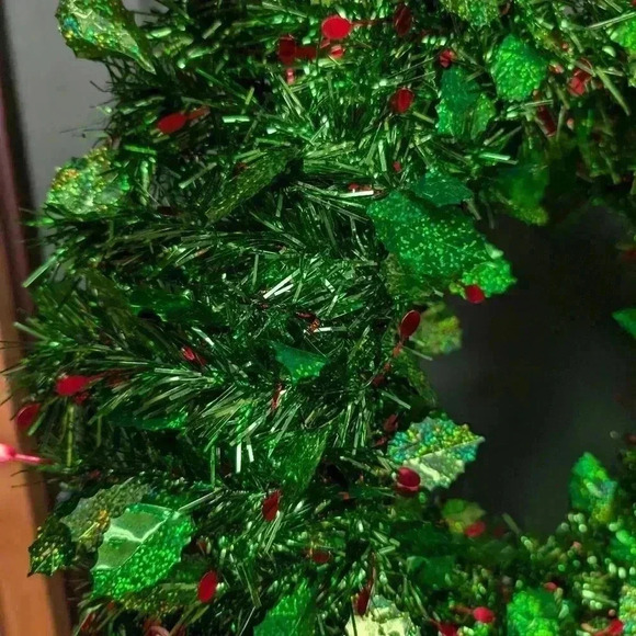 Vintage green and red mistletoe tinsel wreath - Picture 4 of 8